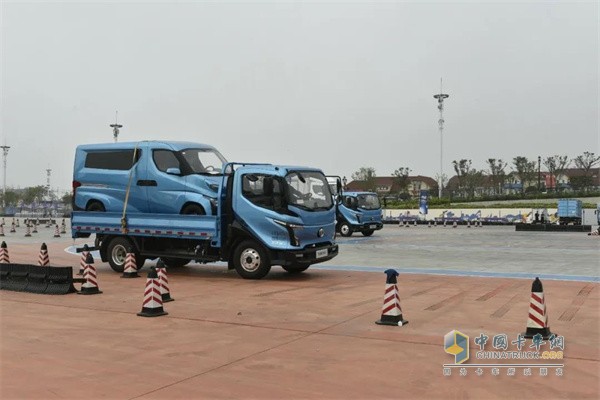 飛碟汽車(chē)  輕卡載貨車(chē)