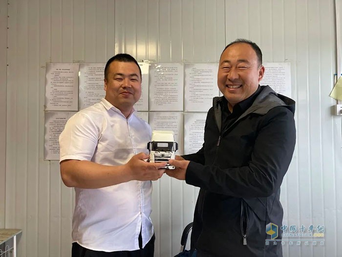 沈陽永欣樂馳工程機械銷售有限公司 銷售經(jīng)理 汪治鵬(左)、 遼寧丹東大唐物流總經(jīng)理 唐金偉(右)