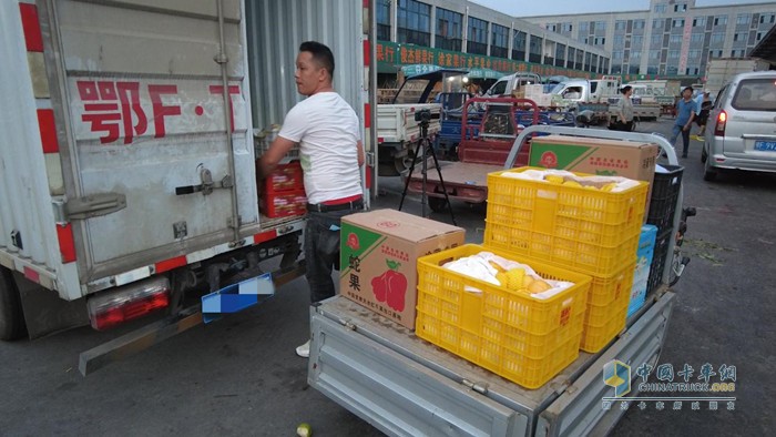 東風(fēng)途逸貨箱地板離地高度僅80厘米左右，搬運貨物更輕松、更便捷
