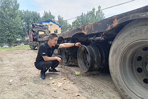 鷹雄無(wú)畏 解放J6P新車(chē)贈(zèng)英雄
