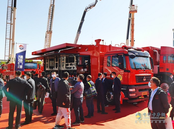 在消防應急領域的國產(chǎn)專用車底盤市場中，中國重汽產(chǎn)品約占80%份額