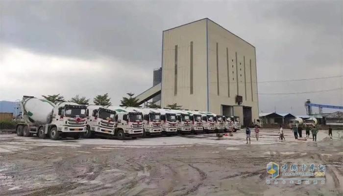 徐工汽車(chē)  漢風(fēng)G5攪拌車(chē)