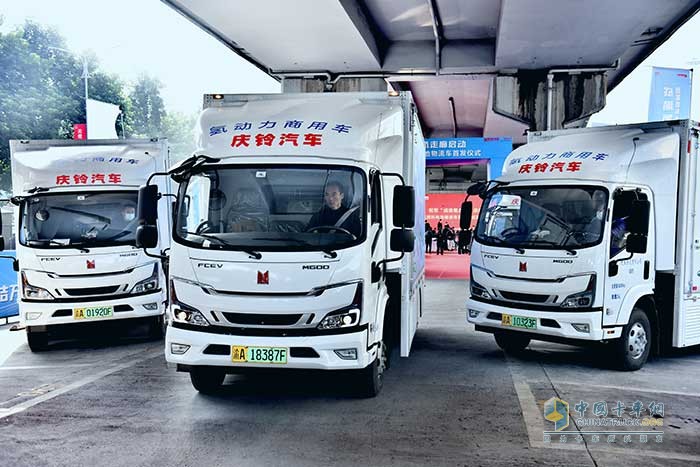 氫燃料電池物流車(chē)緩緩駛出會(huì)場(chǎng)駛向成都?xì)洚a(chǎn)業(yè)示范區(qū)