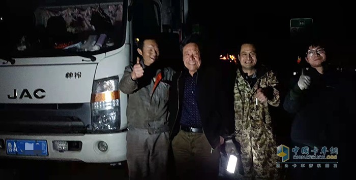 車輛修復完成，用戶與江淮輕卡服務人員合影