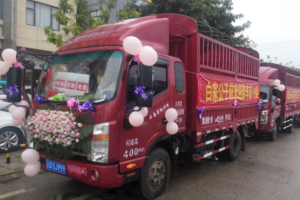 卡友的別樣婚禮！白家公子迎娶李家小姐 六臺(tái)帥鈴做婚車 