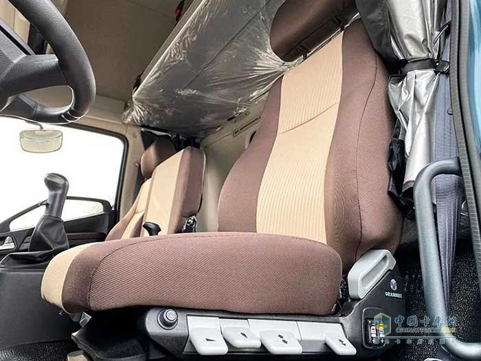 一汽解放青汽JK6領(lǐng)航版載貨車舒適升級  全星級體驗(yàn)