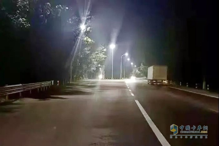 夜間行車 注意事項 照明設施