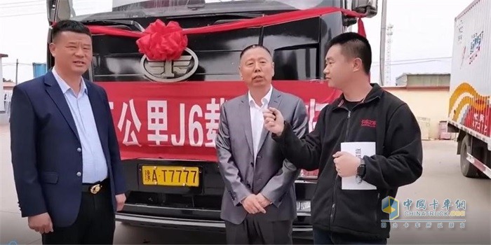 解放“鷹雄匯”全國(guó)總會(huì)長(zhǎng)、京津冀分會(huì)會(huì)長(zhǎng)李煥福(中)和“鷹雄匯”河南分會(huì)會(huì)長(zhǎng)耿開(kāi)學(xué)(左)