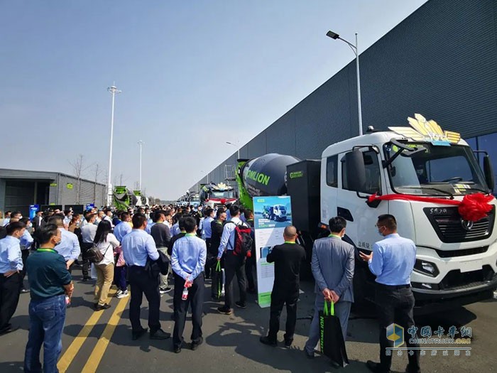 客戶品鑒東風(fēng)天錦KR、天龍KC攪拌車