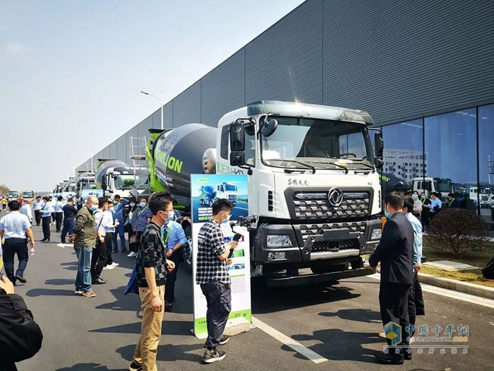 客戶品鑒東風(fēng)天錦KR、天龍KC攪拌車