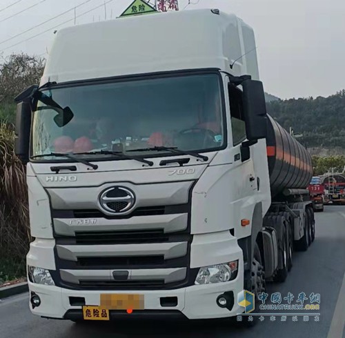 廣汽日野700危險(xiǎn)品運(yùn)輸車(chē)