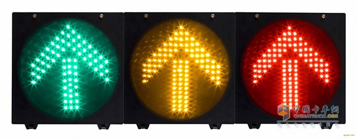 交通信號燈 路口右轉(zhuǎn) 正確方式