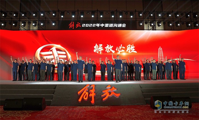 王志才總、張松總帶領(lǐng)朗誦《長征》