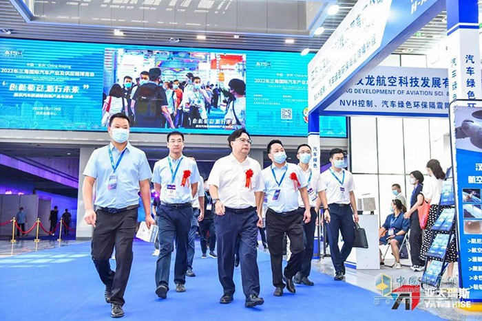 安慶市汽車工業(yè)協(xié)會會長、福田雷薩黨委副書記、副總經(jīng)理 席?。ㄗ蠖┡阃矐c經(jīng)開區(qū)管委會主任 張劍（左三）參觀了福田雷薩展位