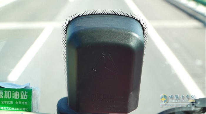 新黃河重卡搭載了緊急制動(dòng)系統(tǒng)(AEBS)、車道偏離預(yù)警系統(tǒng)(LDWS)、自適應(yīng)巡航系統(tǒng)(ACC)等配置