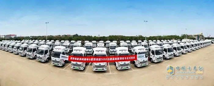 　　以500臺(tái)德藍(lán)新能源輕卡為依托，雙方將圍繞新能源輕卡租賃服務(wù)、貨源服務(wù)、運(yùn)力服務(wù)、維保售后等領(lǐng)域開展全面戰(zhàn)略合作，共同助力新能源物流車市場發(fā)展壯大，攜手構(gòu)建零碳物流新模式，領(lǐng)跑行業(yè)新未來。