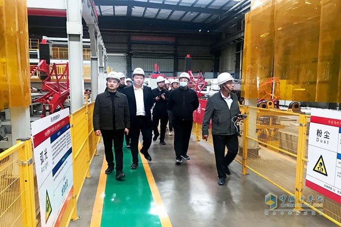 會議同期，與會代表參觀強(qiáng)冠業(yè)務(wù)集團(tuán)蕪湖生產(chǎn)中心粉罐智能工廠