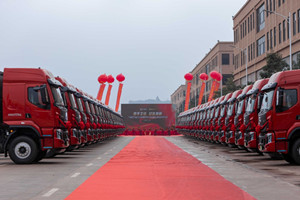 5分鐘快速換電  乘龍H5換電牽引成短駁運(yùn)輸利器