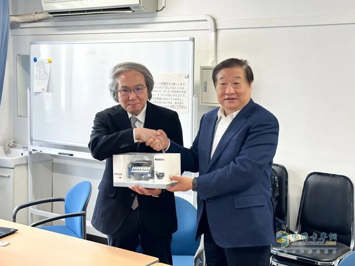 譚旭光與東京工業(yè)大學(xué)進(jìn)行了新能源汽車未來發(fā)展方向的學(xué)術(shù)交流，