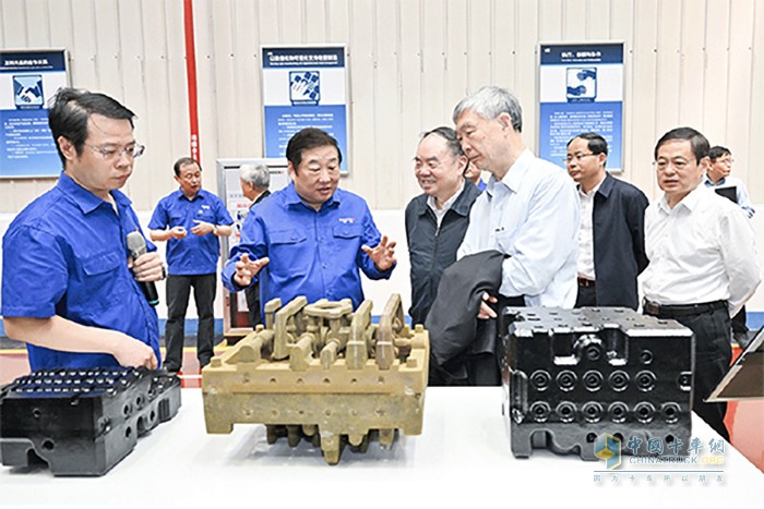 中國(guó)工程院院士、原院長(zhǎng)周濟(jì)一行到濰柴考察調(diào)研
