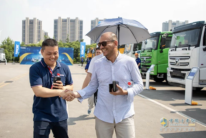匠心承載 智見(jiàn)未來(lái)！400名國(guó)際客戶相聚徐工汽車