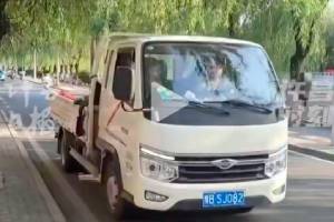 瓜農(nóng)帶兒女開(kāi)貨車賣瓜 露宿街頭得到當(dāng)?shù)責(zé)嵝娜耸繋椭?>
                        <div   id=