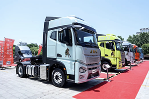 快遞快運“新星”，跑長途就選江淮星耀X7 4×2牽引車！