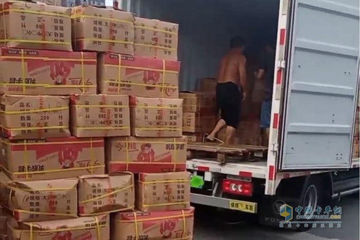 曾先生的這輛奧鈴智藍(lán)純電輕卡，搭載寧德時代81kWh磷酸鐵鋰電池，配合上該車的一鍵ECO省電模式+制動能量回收，能很好的降低能耗。