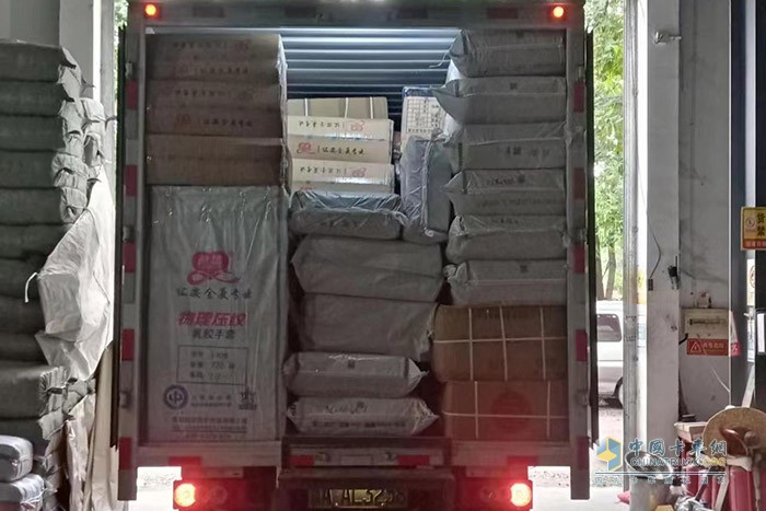 曾先生的這輛奧鈴智藍(lán)純電輕卡，搭載寧德時代81kWh磷酸鐵鋰電池，配合上該車的一鍵ECO省電模式+制動能量回收，能很好的降低能耗。