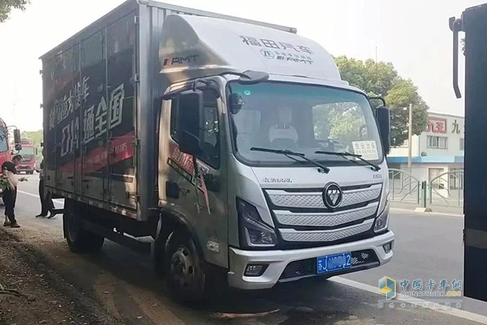 這輛車除了配有自動擋之外，還配自適應(yīng)巡航、電動門窗、氣囊座椅等，這在我最初開輕卡的時候是完全不敢想的，這些高級配置以前只出現(xiàn)在乘用車上面，現(xiàn)在輕卡也開始使用了，這對我們司機是特別好的事情。