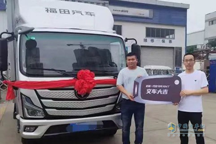 這輛車除了配有自動擋之外，還配自適應(yīng)巡航、電動門窗、氣囊座椅等，這在我最初開輕卡的時候是完全不敢想的，這些高級配置以前只出現(xiàn)在乘用車上面，現(xiàn)在輕卡也開始使用了，這對我們司機是特別好的事情。