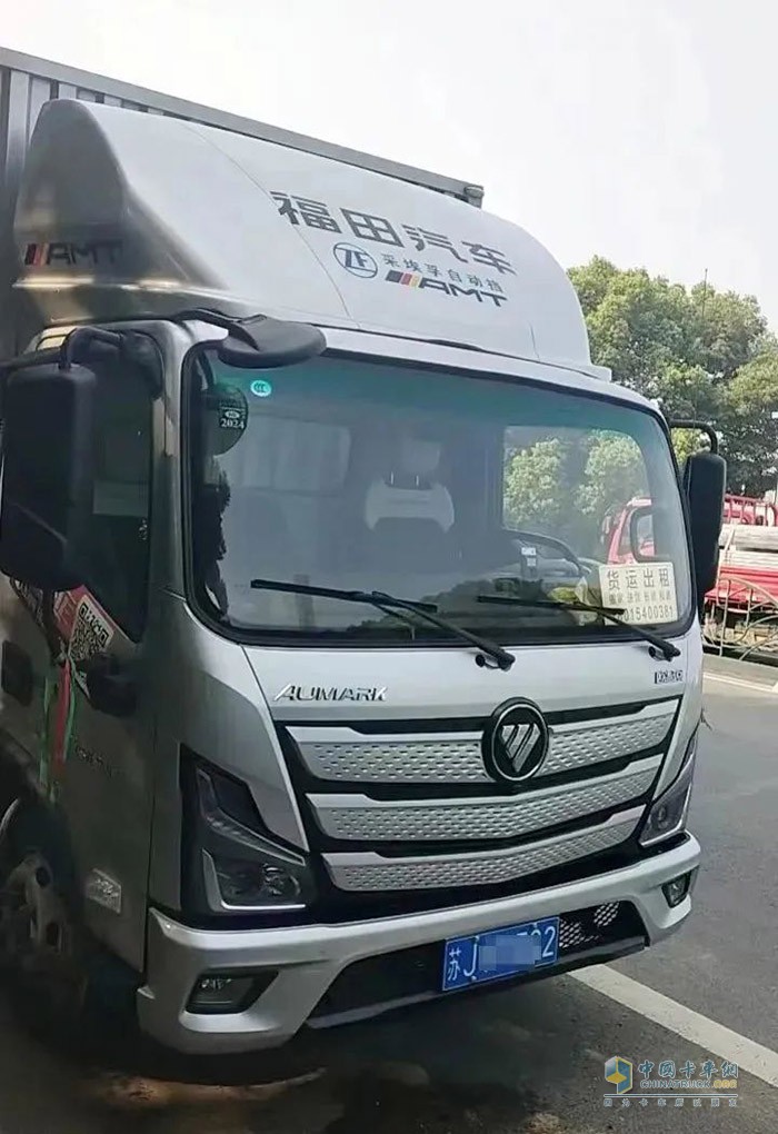 這輛車除了配有自動擋之外，還配自適應(yīng)巡航、電動門窗、氣囊座椅等，這在我最初開輕卡的時候是完全不敢想的，這些高級配置以前只出現(xiàn)在乘用車上面，現(xiàn)在輕卡也開始使用了，這對我們司機是特別好的事情。