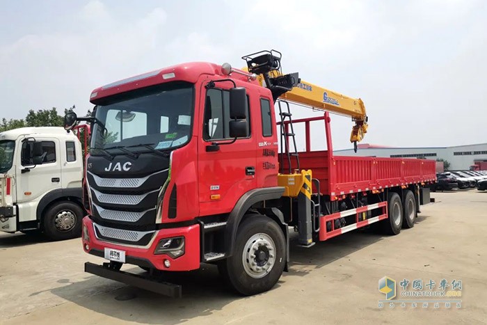 江淮格爾發(fā)6×4隨車吊，憑借卓越的設(shè)計和極強的承載力，在多種復(fù)合場景中都交出了優(yōu)異的答卷，獲得了一眾卡友的青睞。