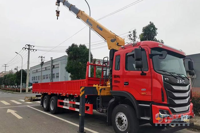 江淮格爾發(fā)6×4隨車吊，憑借卓越的設(shè)計和極強的承載力，在多種復(fù)合場景中都交出了優(yōu)異的答卷，獲得了一眾卡友的青睞。