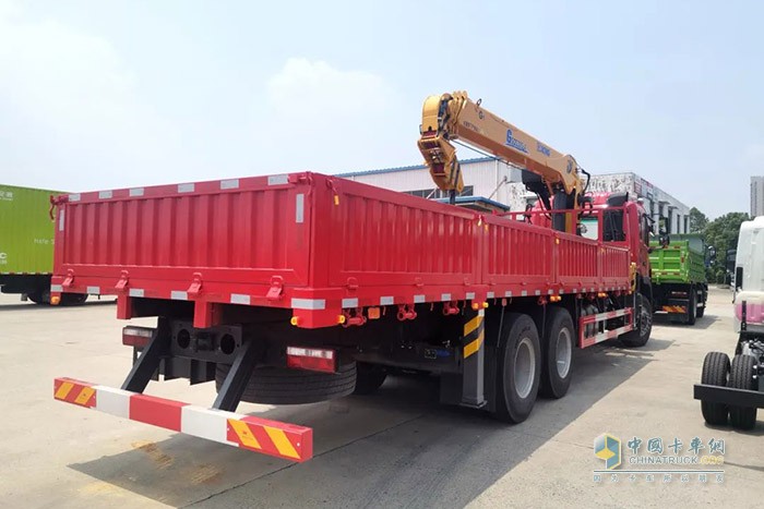 江淮格爾發(fā)6×4隨車吊，憑借卓越的設(shè)計和極強的承載力，在多種復(fù)合場景中都交出了優(yōu)異的答卷，獲得了一眾卡友的青睞。