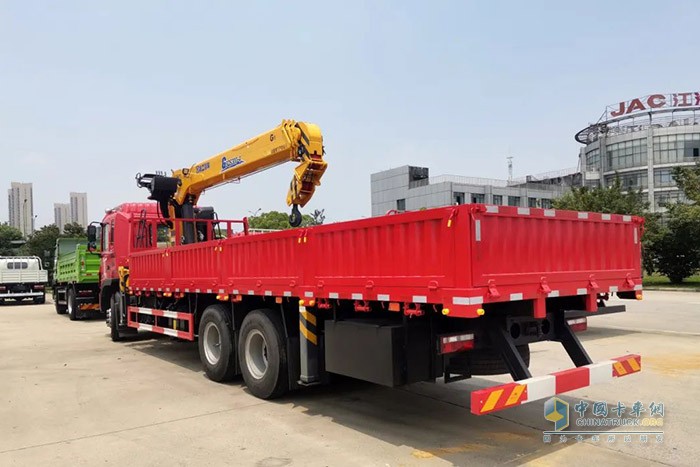 江淮格爾發(fā)6×4隨車吊，憑借卓越的設(shè)計和極強的承載力，在多種復(fù)合場景中都交出了優(yōu)異的答卷，獲得了一眾卡友的青睞。