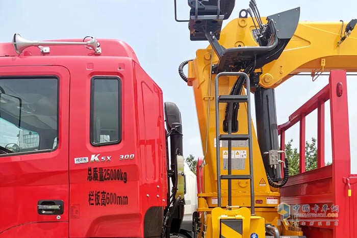 江淮格爾發(fā)6×4隨車吊，憑借卓越的設(shè)計和極強的承載力，在多種復(fù)合場景中都交出了優(yōu)異的答卷，獲得了一眾卡友的青睞。