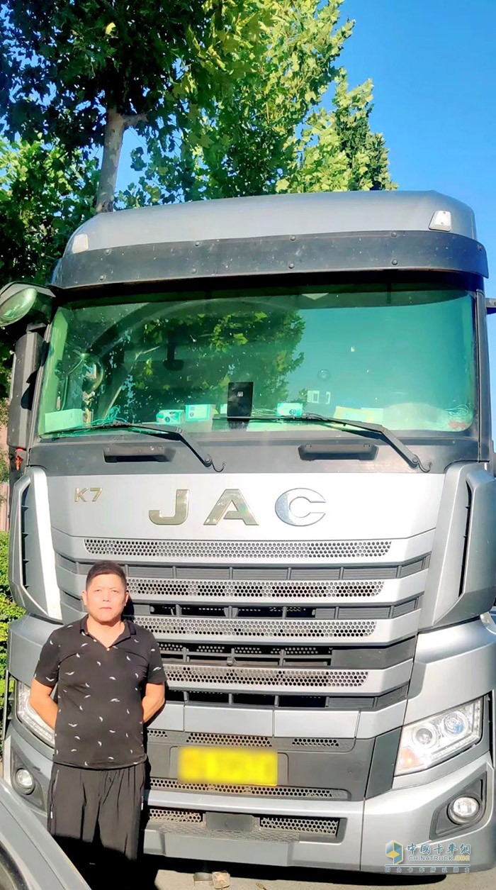 江淮跨越K7 6×4牽引車還經(jīng)過百萬公里超長里程驗證、擁有10萬公里以上長保養(yǎng)，實實在在幫卡友降低保養(yǎng)維護費用。