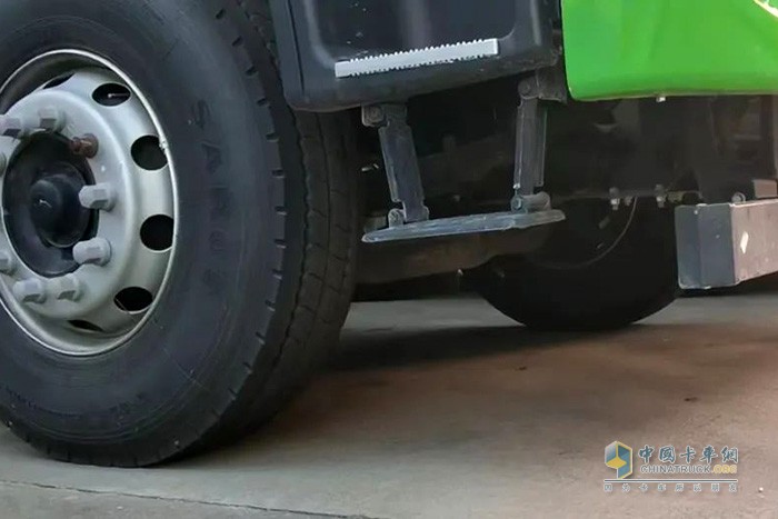 格爾發(fā)8×4自卸車是一款集“裝、運(yùn)、卸”為一體的綜合性運(yùn)輸自卸車，專門針對砂石、基建、渣土等復(fù)雜工況打造。