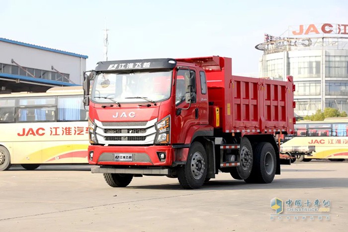 江淮飛越6×2R提升橋自卸車，將憑借輕量化、高承載、高效、安全等優(yōu)勢(shì)，助力卡友征戰(zhàn)城建運(yùn)輸，在嚴(yán)格治超管理環(huán)境下也能合規(guī)多拉，實(shí)現(xiàn)低成本高收益，輕松走上創(chuàng)富之路。