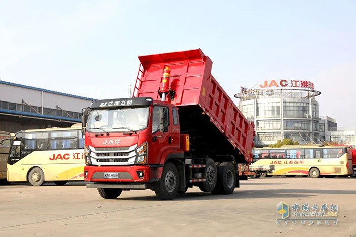 江淮飛越6×2R提升橋自卸車，將憑借輕量化、高承載、高效、安全等優(yōu)勢(shì)，助力卡友征戰(zhàn)城建運(yùn)輸，在嚴(yán)格治超管理環(huán)境下也能合規(guī)多拉，實(shí)現(xiàn)低成本高收益，輕松走上創(chuàng)富之路。