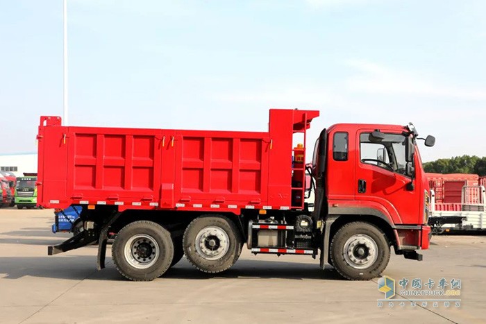 江淮飛越6×2R提升橋自卸車，將憑借輕量化、高承載、高效、安全等優(yōu)勢(shì)，助力卡友征戰(zhàn)城建運(yùn)輸，在嚴(yán)格治超管理環(huán)境下也能合規(guī)多拉，實(shí)現(xiàn)低成本高收益，輕松走上創(chuàng)富之路。