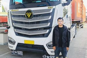 90后卡友張佳晨：我把青春獻給貨運路，歐曼EST燃氣車靠得?。?>
                        <div   id=