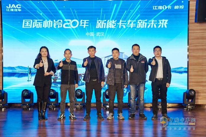 2023年11月17日，江淮1卡帥鈴20周年巡展在武漢站舉辦。武漢做為帥鈴的主銷(xiāo)陣地在帥鈴的20年的發(fā)展過(guò)程中有著重要的戰(zhàn)略?xún)r(jià)值。