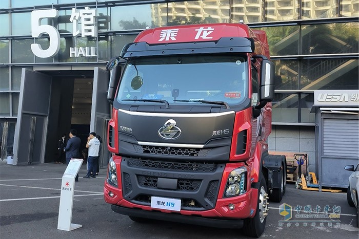此次東風柳汽攜今年備受矚目的燃氣重卡代表車型乘龍H5超輕版LNG亮相盛會，愿與各方一起，共建“一帶一路”，從中國倡議走向國際實踐，乘龍品牌，民族汽車品牌使命擔當，面向全球營銷推廣、品牌宣傳、展示實力。