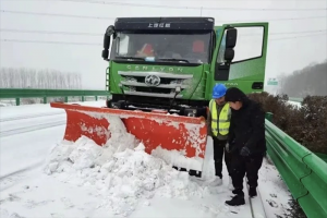 低溫雨雪不斷 清障刻不容緩，上汽紅巖除雪車積極參與道路救援