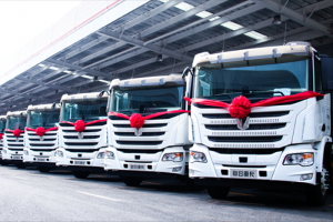 現(xiàn)場(chǎng)交付30臺(tái)！聯(lián)合重卡新能源車型助力電動(dòng)宜賓綠色發(fā)展