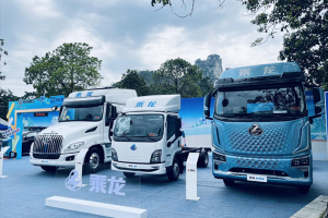 柳馬探展 乘龍卡車驚艷亮相歡樂(lè)跑
