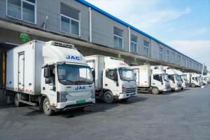 甲子JAC，1卡獻禮！江淮1卡“物產(chǎn)中國 百萬同行”活動首站正式發(fā)車，攜手老鄉(xiāng)雞助力鄉(xiāng)村振興
