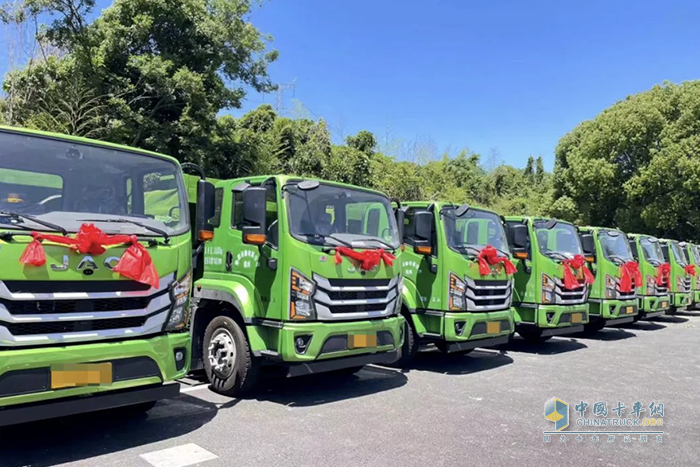 批量鋼鐵巨擘自卸車交付，江淮重卡攜手大客戶共創(chuàng)城建新篇章